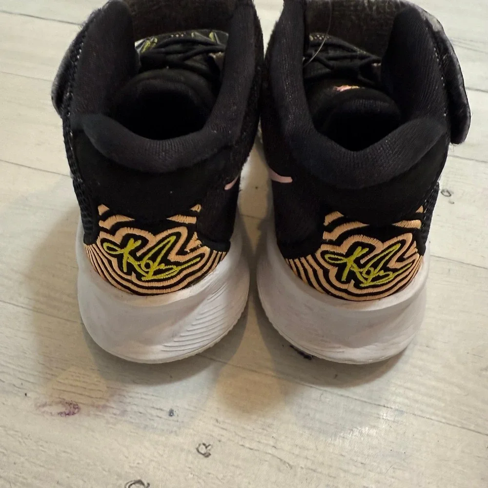 Nike Kyrie 7 Ripple Effect Black Arctic‎ Punch Pink  Youth Size 12